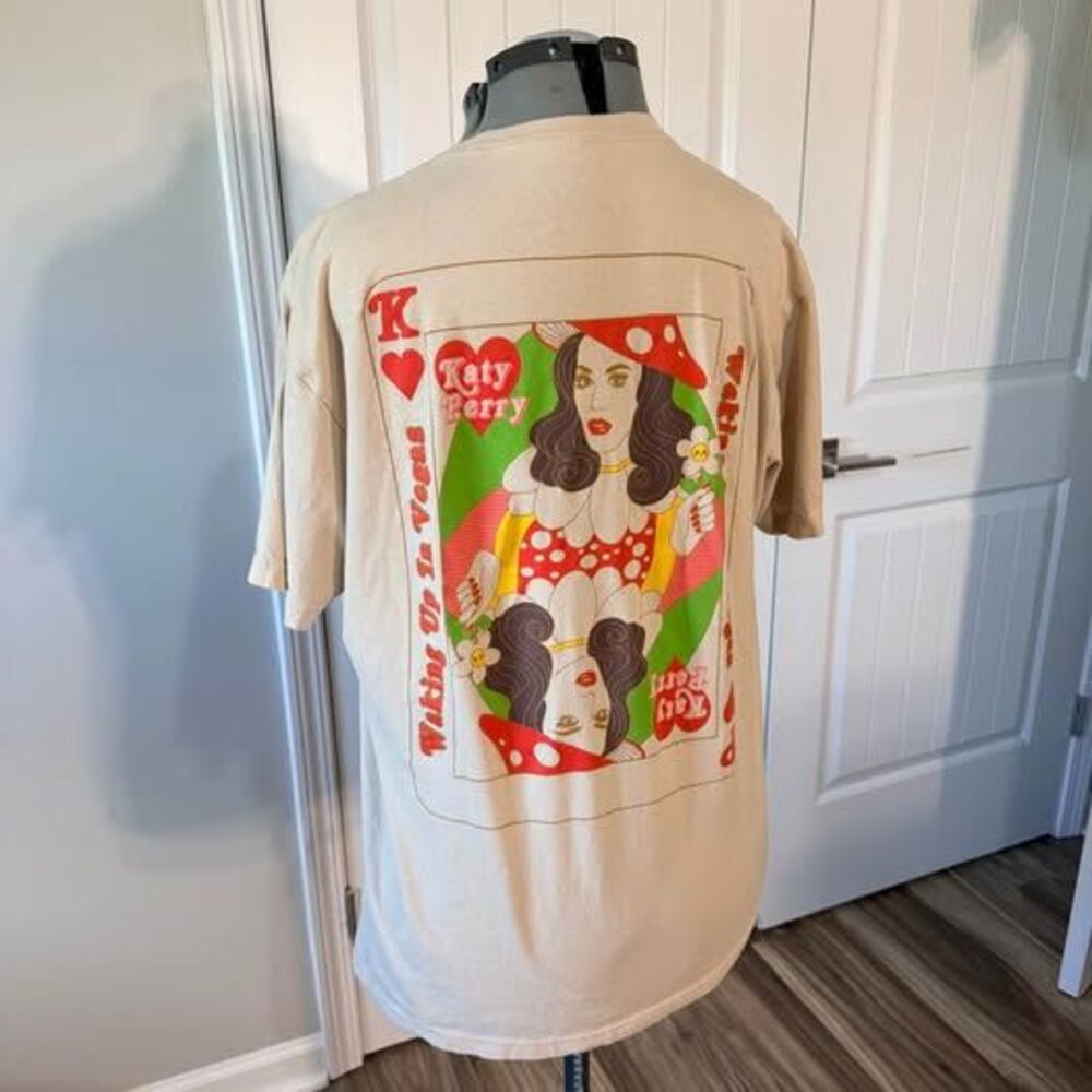 Katy Perry Play tee, beige, women’s XL, 23” pit to pit, 27” length, item C7432